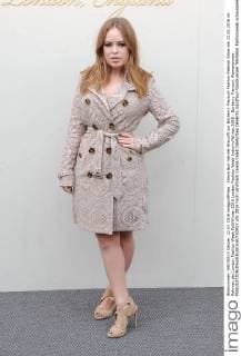 Tanya Burr bei der Ankunft zur Burberry Prorsum Fashion Fashion Show am 22.02.2016 im Rahmen der London Fashion Week Fall Winter 2016 London Fashion Week Autumn Winter 2016 - Burberry Prorsum Womenswear 
