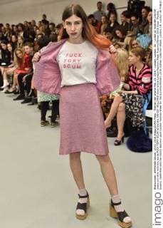 Themen der Woche Feb. 23, 2016 - London, London, UK - LUISA LE VOGUER COUYET wears a t-shirt with the words FUCK TORY SCUM at the the ASHLEY WILLIAMS show at the London Fashion Week Autumn Winter 2016 show. Models, buyers, celebrities and the stylish descend upon London Fashion Week for the Autumn Winters 2016 clothes collection shows. London, UK. London UK  - ZUMAl94_