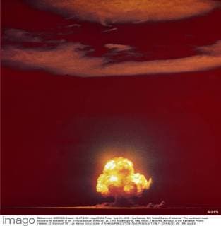 July 16, 1945 - Los Alamos, NM, United States of America - The mushroom cloud following the explosion of the Trinity plutonium bomb July 16, 1945 in Alamogordo, New Mexico. The bomb, a product of the Manhattan Project released 20 kilotons of TNT. Los Alamos United States of America - ZUMAp138