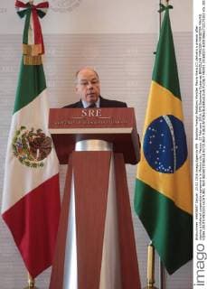 Brazilian Foreign Relations Minister Mauro Viera (C) delivera a presser after signing a bilateral cooperation agreement in Mexico city, Mexico, 23 February 2016. EFE Sashenka Gutierrez BRAZILIAN FOREIGN MINISTER MAURO VIERA VISITS MEXICO !ACHTUNG: NUR REDAKTIONELLE NUTZUNG!  MEX03 20160223-635918662732172283