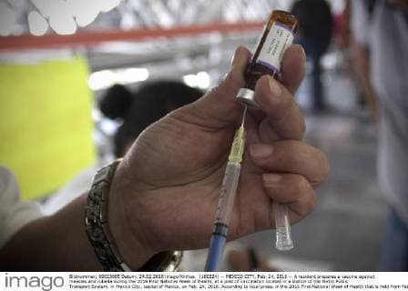 (160224) -- MEXICO CITY, Feb. 24, 2016 -- A resident prepares a vaccine against measles and rubella during the 2016 First National Week of Health, at a post of vaccination located in a station of the Metro Public Transport System, in Mexico City, capital of Mexico, on Feb. 24, 2016. According to local press, in the 2016 First National Week of Health that is held from Feb. 20 to 26, 42 million preventive actions will be carried out, with the central axis in the campaign of the vaccination against poliomyelitis. ) (fnc) (ah) MEXICO-MEXICO CITY-HEALTH-VACCINATION AlejandroxAyala