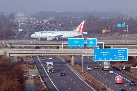 Flughafen Leipzig - Halle. Ein Airbus A 320 der Fluggesellschaft germanwings rollt am 25.02.2016 auf der Rollbrücke West des Flughafens Leipzig Halle über die BAB 14. Der Flughafen hat am heutigen Tag die aktuellen Entwicklungen auf einer Pressekonferenz vorgestellt. Dabei wurden mehrere Rekorde im Frachtumschlag vermeldet. Auch die Passagierzahlen und die Anzahl der Beschäftigten stieg weiter an. Ein Aibus A320 Flugzeug der Fluggesellschaft AirBerlin