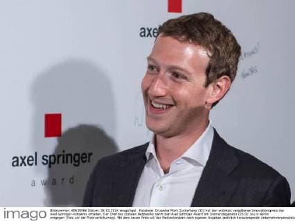 Facebook-Gruender Mark Zuckerberg (31) hat den erstmals vergebenen Innovationspreis des Axel-Springer-Konzerns erhalten. Der Chef des sozialen Netzwerks nahm den Axel Springer Award am Donnerstagabend (25.02.16) in Berlin entgegen (Foto vor der Preisverleihumng). Mit dem neuen Preis will der Medienkonzern nach eigenen Angaben jaehrlich herausragende Unternehmerpersönlichkeiten aus dem In- und Ausland auszeichnen, die in besonderer Weise innovativ sind, Maerkte schaffen und veraendern, die Kultur praegen und sich gleichzeitig ihrer gesellschaftlichen Verantwortung stellen . (Siehe epd-Meldung vom 25.02.16) Facebook-Chef Zuckerberg mit Axel Springer Award ausgezeichnet Copyright: epd-bild ChristianxDitsch EDITORIAL USE ONLY