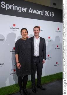 Facebook-Gruender Mark Zuckerberg (31) hat den erstmals vergebenen Innovationspreis des Axel-Springer-Konzerns erhalten. Der Chef des sozialen Netzwerks nahm den Axel Springer Award am Donnerstagabend (25.02.16) in Berlin entgegen (Foto mit Ehefrau Priscilla Chan vor der Preisverleihumng). Mit dem neuen Preis will der Medienkonzern nach eigenen Angaben jaehrlich herausragende Unternehmerpersönlichkeiten aus dem In- und Ausland auszeichnen, die in besonderer Weise innovativ sind, Maerkte schaffen und veraendern, die Kultur praegen und sich gleichzeitig ihrer gesellschaftlichen Verantwortung stellen . (Siehe epd-Meldung vom 25.02.16) Facebook-Chef Zuckerberg mit Axel Springer Award ausgezeichnet Copyright: epd-bild ChristianxDitsch EDITORIAL USE ONLY