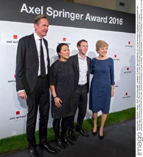 Facebook-Gruender Mark Zuckerberg (31) hat den erstmals vergebenen Innovationspreis des Axel-Springer-Konzerns erhalten. Der Chef des sozialen Netzwerks nahm den Axel Springer Award am Donnerstagabend (25.02.16) in Berlin entgegen (Foto mit Ehefrau Priscilla Chan, dem Vorstandsvorsitzenden von Axel Springer, Mathias Doepfner (l.), und der Verlegerin Friede Springer (r.)vor der Preisverleihumng). Mit dem neuen Preis will der Medienkonzern nach eigenen Angaben jaehrlich herausragende Unternehmerpersönlichkeiten aus dem In- und Ausland auszeichnen, die in besonderer Weise innovativ sind, Maerkte schaffen und veraendern, die Kultur praegen und sich gleichzeitig ihrer gesellschaftlichen Verantwortung stellen . (Siehe epd-Meldung vom 25.02.16) Facebook-Chef Zuckerberg mit Axel Springer Award ausgezeichnet Copyright: epd-bild ChristianxDitsch EDITORIAL USE ONLY