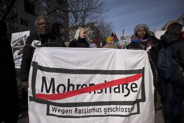 Gedenkmarsch Kolonialgeschichte DEU, Deutschland, Germany, Berlin, 27.02.2016 Demonstranten mitTransparent Mohrenstrasse wegen Rassismus geschlossen fuer die Umbennenung von Strassennamen beim 10. Gedenkmarsch zur Erinnerung an die afrikanischen Opfer von Versklavung, Kolonialismus und rassistischer Gewalt vom Komitee fuer ein afrikanisches Denkmal in Berlin und afrikanischer Vereine in Berlin. Dieser Gedenkmarsch wurde ins Leben gerufen, um der Forderung nach Anerkennung der Verbrechen gegen Schwarze Menschen und Menschen afrikanischer Herkunft Nachdruck zu verleihen. Anlass ist die Berliner Afrika-Konferenz von 1884 - 1885, auf der Afrika vor 130 Jahren unter den europaeischen Kolonialmaechten aufgeteilt wurde. Mehr als 30 Millionen Afrikanerinnen und Afrikaner wurden Opfer von Versklavung und kolonialen Verbrechen gegen die Menschlichkeit. Die von Deutschland an den Herero und Nama be
