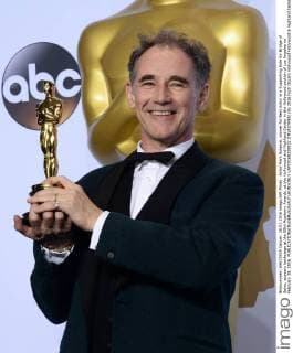 OSCARS. Bester Nebendarsteller. Preisträger 2011-2020 Actor Mark Rylance, winner for Best Actor in a Supporting Role for Bridge of Spies, appears backstage at the 88th Academy Awards, at the Hollywood and Highland Center in the Hollywood section of Los Angeles on February 28, 2016.  LAP20160228922 JIMxRUYMEN