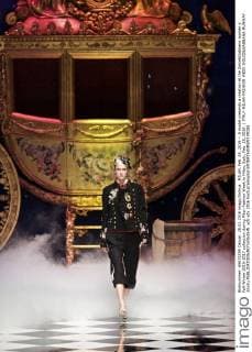 MILAN, Feb. 28, 2016 -- A model presents a creation at the Dolce&Gabbana women s Fall-Winter 2016-2017 collection during Milan Fashion Week in Milan, Italy, Feb. 28, 2016. ) ITALY-MILAN-FASHION WEEK-DOLCE&GABBANA-RUNWAY JinxYu 
