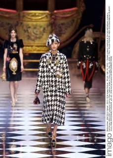 MILAN, Feb. 28, 2016 -- Models present creations at the Dolce&Gabbana women s Fall-Winter 2016-2017 collection during Milan Fashion Week in Milan, Italy, Feb. 28, 2016. ) ITALY-MILAN-FASHION WEEK-DOLCE&GABBANA-RUNWAY JinxYu 