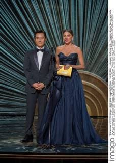 Feb 28, 2016 - Hollywood, California, U.S. - Presenters Byung-Hun Lee and Sofia Vergara onstage during the live ABC Telecast of The 88th Oscars at the Dolby Theatre. Hollywood U.S. - ZUMAz03_