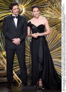 Feb 28, 2016 - Hollywood, California, U.S. - Benicio Del Toro and Jennifer Garner present during the live ABC Telecast of The 88th Oscars at the Dolby Theatre. Hollywood U.S. - ZUMAz03_