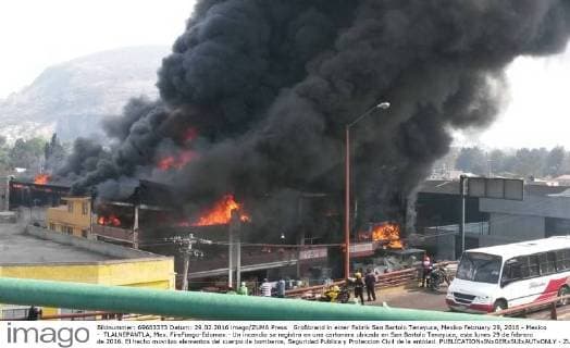 Großbrand in einer Fabrik San Bartolo Tenayuca, Mexiko February 29, 2016 - Mexico - TLALNEPANTLA, Mex. FireFuego-Edomex.- Un incendio se registra en una cartonera ubicada en San Bartolo Tenayuca, este lunes 29 de febrero de 2016. El hecho movilizo elementos del cuerpo de bomberos, Seguridad Publica y Proteccion Civil de la entidad.  - ZUMAu78_