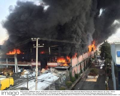 Großbrand in einer Fabrik San Bartolo Tenayuca, Mexiko February 29, 2016 - Mexico - TLALNEPANTLA, Mex. FireFuego-Edomex.- Un incendio se registra en una cartonera ubicada en San Bartolo Tenayuca, este lunes 29 de febrero de 2016. El hecho movilizo elementos del cuerpo de bomberos, Seguridad Publica y Proteccion Civil de la entidad.  - ZUMAu78_