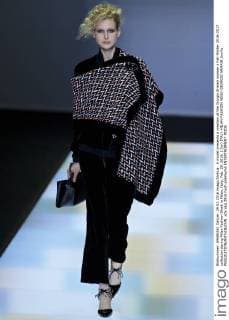 A model presents a creation at the Giorgio Armani women s Fall-Winter 2016-2017 collection during Milan Fashion Week in Milan, Italy, Feb. 29, 2016. ) (lyi) ITALY-MILAN-FASHION WEEK-GIORGIO ARMANI JinxYu 