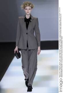 A model presents a creation at the Giorgio Armani women s Fall-Winter 2016-2017 collection during Milan Fashion Week in Milan, Italy, Feb. 29, 2016. ) (lyi) ITALY-MILAN-FASHION WEEK-GIORGIO ARMANI JinxYu 