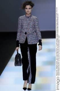 A model presents a creation at the Giorgio Armani women s Fall-Winter 2016-2017 collection during Milan Fashion Week in Milan, Italy, Feb. 29, 2016. ) (lyi) ITALY-MILAN-FASHION WEEK-GIORGIO ARMANI JinxYu 