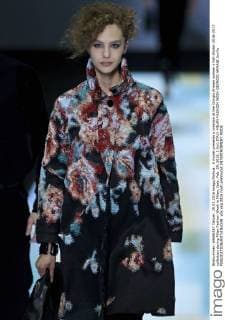 A model presents a creation at the Giorgio Armani women s Fall-Winter 2016-2017 collection during Milan Fashion Week in Milan, Italy, Feb. 29, 2016. ) (lyi) ITALY-MILAN-FASHION WEEK-GIORGIO ARMANI JinxYu 