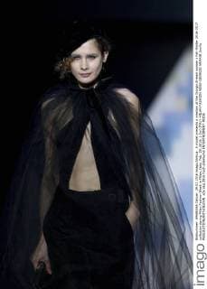 A model presents a creation at the Giorgio Armani women s Fall-Winter 2016-2017 collection during Milan Fashion Week in Milan, Italy, Feb. 29, 2016. ) (lyi) ITALY-MILAN-FASHION WEEK-GIORGIO ARMANI JinxYu 