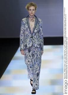 A model presents a creation at the Giorgio Armani women s Fall-Winter 2016-2017 collection during Milan Fashion Week in Milan, Italy, Feb. 29, 2016. ) (lyi) ITALY-MILAN-FASHION WEEK-GIORGIO ARMANI JinxYu 
