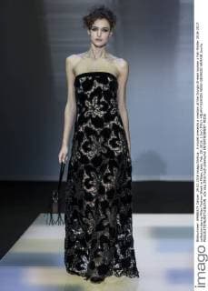 A model presents a creation at the Giorgio Armani women s Fall-Winter 2016-2017 collection during Milan Fashion Week in Milan, Italy, Feb. 29, 2016. ) (lyi) ITALY-MILAN-FASHION WEEK-GIORGIO ARMANI JinxYu 