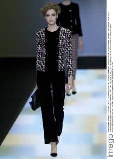 A model presents a creation at the Giorgio Armani women s Fall-Winter 2016-2017 collection during Milan Fashion Week in Milan, Italy, Feb. 29, 2016. ) (lyi) ITALY-MILAN-FASHION WEEK-GIORGIO ARMANI JinxYu 