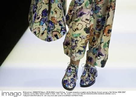 A model presents a creation at the Giorgio Armani women s Fall-Winter 2016-2017 collection during Milan Fashion Week in Milan, Italy, Feb. 29, 2016. ) (lyi) ITALY-MILAN-FASHION WEEK-GIORGIO ARMANI JinxYu 