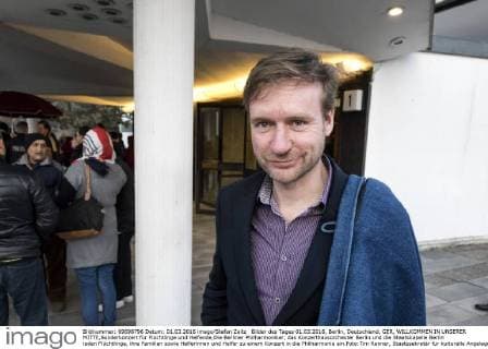 Bilder des Tages 01.03.2016, Berlin, Deutschland, GER, WILLKOMMEN IN UNSERER MITTE,Sonderkonzert für Flüchtlinge und Helfende,Die Berliner Philharmoniker, das Konzerthausorchester Berlin und die Staatskapelle Berlin laden Flüchtlinge, ihre Familien sowie Helferinnen und Helfer zu einem Konzert in die Philharmonie ein.Foto:Tim Renner, Staatssekretär für kulturelle Angelegenheiten des Landes Berlin.