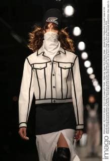 Bilder des Tages Paris Fashion Week - Wanda Nylon Modenschau A model takes to the catwalk during the presentation of Wanda Nylon s show as part of the Fall-Winter 2016-2017 Fashion Week in Paris on March 2, 2016.  PAR20160302109 MAYAxVIDON-WHITE