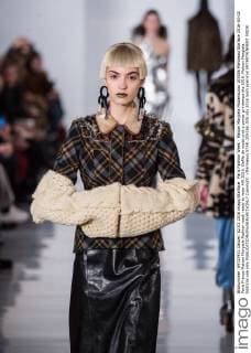 Paris Fashion Week - Maison Margiela Modenschau 205356 Marineau Starface 2016-03-02 Paris France Maison Margiela Fashion week ready to wear AW 2016. Defile de mode pret a porter printemps ete 2016. Maison Margiela. Editorial use only  Copyright: xMarineaux STAR_205356_028