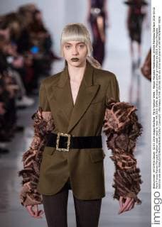 Paris Fashion Week - Maison Margiela Modenschau 205356 Marineau Starface 2016-03-02 Paris France Maison Margiela Fashion week ready to wear AW 2016. Defile de mode pret a porter printemps ete 2016. Maison Margiela. Editorial use only  Copyright: xMarineaux STAR_205356_035