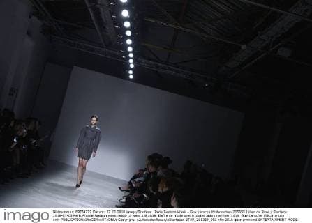 Paris Fashion Week - Guy Laroche Modenschau 205359 Julien de Rosa Starface 2016-03-02 Paris France Fashion week ready to wear AW 2016. Defile de mode pret a porter automne hiver 2016. Guy Laroche. Editorial use only  Copyright: xJulienxdexRosax xStarfacex STAR_205359_003