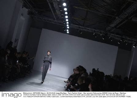 Paris Fashion Week - Guy Laroche Modenschau 205359 Julien de Rosa Starface 2016-03-02 Paris France Fashion week ready to wear AW 2016. Defile de mode pret a porter automne hiver 2016. Guy Laroche. Editorial use only  Copyright: xJulienxdexRosax xStarfacex STAR_205359_013