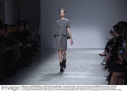 Paris Fashion Week - Guy Laroche Modenschau 205359 Julien de Rosa Starface 2016-03-02 Paris France Fashion week ready to wear AW 2016. Defile de mode pret a porter automne hiver 2016. Guy Laroche. Editorial use only  Copyright: xJulienxdexRosax xStarfacex STAR_205359_017