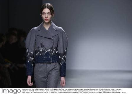 Paris Fashion Week - Guy Laroche Modenschau 205359 Julien de Rosa Starface 2016-03-02 Paris France Fashion week ready to wear AW 2016. Defile de mode pret a porter automne hiver 2016. Guy Laroche. Editorial use only  Copyright: xJulienxdexRosax xStarfacex STAR_205359_021