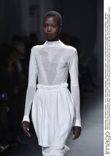 Paris Fashion Week - Guy Laroche Modenschau 205359 Julien de Rosa Starface 2016-03-02 Paris France Fashion week ready to wear AW 2016. Defile de mode pret a porter automne hiver 2016. Guy Laroche. Editorial use only  Copyright: xJulienxdexRosax xStarfacex STAR_205359_024