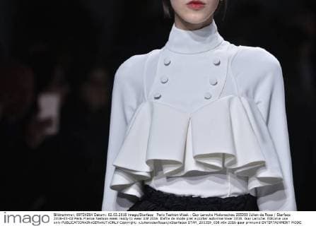 Paris Fashion Week - Guy Laroche Modenschau 205359 Julien de Rosa Starface 2016-03-02 Paris France Fashion week ready to wear AW 2016. Defile de mode pret a porter automne hiver 2016. Guy Laroche. Editorial use only  Copyright: xJulienxdexRosax xStarfacex STAR_205359_038