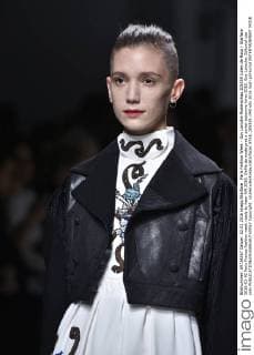 Paris Fashion Week - Guy Laroche Modenschau 205359 Julien de Rosa Starface 2016-03-02 Paris France Fashion week ready to wear AW 2016. Defile de mode pret a porter automne hiver 2016. Guy Laroche. Editorial use only  Copyright: xJulienxdexRosax xStarfacex STAR_205359_040