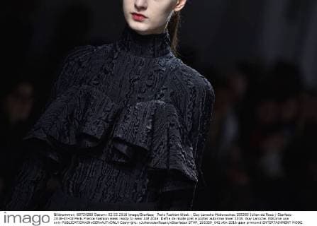 Paris Fashion Week - Guy Laroche Modenschau 205359 Julien de Rosa Starface 2016-03-02 Paris France Fashion week ready to wear AW 2016. Defile de mode pret a porter automne hiver 2016. Guy Laroche. Editorial use only  Copyright: xJulienxdexRosax xStarfacex STAR_205359_042