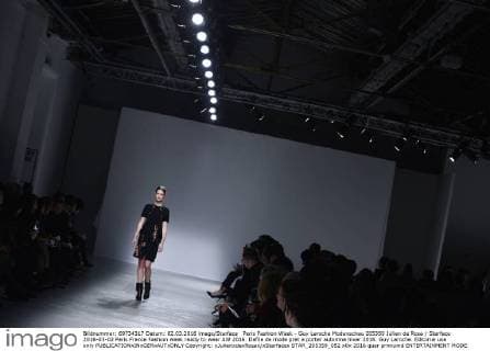 Paris Fashion Week - Guy Laroche Modenschau 205359 Julien de Rosa Starface 2016-03-02 Paris France Fashion week ready to wear AW 2016. Defile de mode pret a porter automne hiver 2016. Guy Laroche. Editorial use only  Copyright: xJulienxdexRosax xStarfacex STAR_205359_052