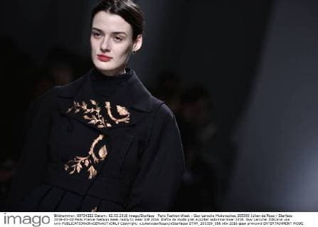 Paris Fashion Week - Guy Laroche Modenschau 205359 Julien de Rosa Starface 2016-03-02 Paris France Fashion week ready to wear AW 2016. Defile de mode pret a porter automne hiver 2016. Guy Laroche. Editorial use only  Copyright: xJulienxdexRosax xStarfacex STAR_205359_056