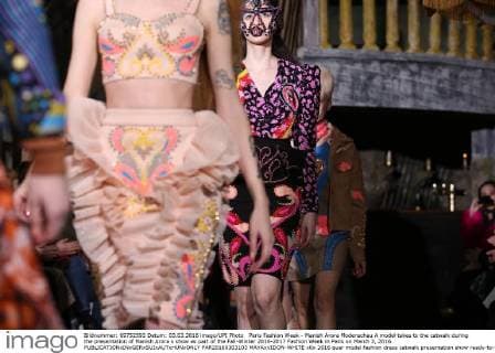 Paris Fashion Week - Manish Arora Modenschau A model takes to the catwalk during the presentation of Manish Arora s show as part of the Fall-Winter 2016-2017 Fashion Week in Paris on March 3, 2016.  PAR20160303103 MAYAxVIDON-WHITE