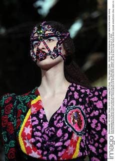Paris Fashion Week - Manish Arora Modenschau A model takes to the catwalk during the presentation of Manish Arora s show as part of the Fall-Winter 2016-2017 Fashion Week in Paris on March 3, 2016.  PAR20160303104 MAYAxVIDON-WHITE