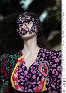 Bilder des Tages Paris Fashion Week - Manish Arora Modenschau A model takes to the catwalk during the presentation of Manish Arora s show as part of the Fall-Winter 2016-2017 Fashion Week in Paris on March 3, 2016.  PAR20160303105 MAYAxVIDON-WHITE