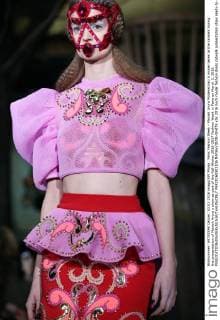 Paris Fashion Week - Manish Arora Modenschau A model takes to the catwalk during the presentation of Manish Arora s show as part of the Fall-Winter 2016-2017 Fashion Week in Paris on March 3, 2016.  PAR20160303106 MAYAxVIDON-WHITE