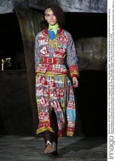 Paris Fashion Week - Manish Arora Modenschau A model takes to the catwalk during the presentation of Manish Arora s show as part of the Fall-Winter 2016-2017 Fashion Week in Paris on March 3, 2016.  PAR20160303107 MAYAxVIDON-WHITE