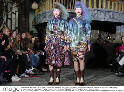 Paris Fashion Week - Manish Arora Modenschau A model takes to the catwalk during the presentation of Manish Arora s show as part of the Fall-Winter 2016-2017 Fashion Week in Paris on March 3, 2016.  PAR20160303108 MAYAxVIDON-WHITE
