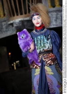 Paris Fashion Week - Manish Arora Modenschau A model takes to the catwalk during the presentation of Manish Arora s show as part of the Fall-Winter 2016-2017 Fashion Week in Paris on March 3, 2016.  PAR20160303109 MAYAxVIDON-WHITE