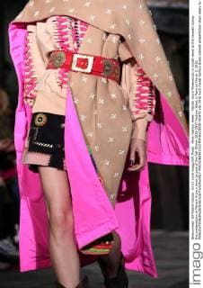 Paris Fashion Week - Manish Arora Modenschau A model takes to the catwalk during the presentation of Manish Arora s show as part of the Fall-Winter 2016-2017 Fashion Week in Paris on March 3, 2016.  PAR20160303110 MAYAxVIDON-WHITE