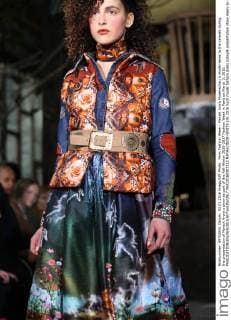 Paris Fashion Week - Manish Arora Modenschau A model takes to the catwalk during the presentation of Manish Arora s show as part of the Fall-Winter 2016-2017 Fashion Week in Paris on March 3, 2016.  PAR20160303112 MAYAxVIDON-WHITE