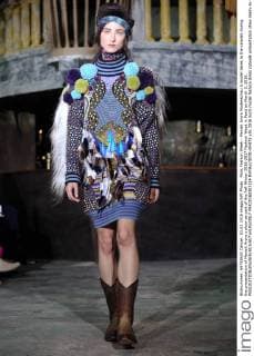 Paris Fashion Week - Manish Arora Modenschau A model takes to the catwalk during the presentation of Manish Arora s show as part of the Fall-Winter 2016-2017 Fashion Week in Paris on March 3, 2016.  PAR20160303114 MAYAxVIDON-WHITE